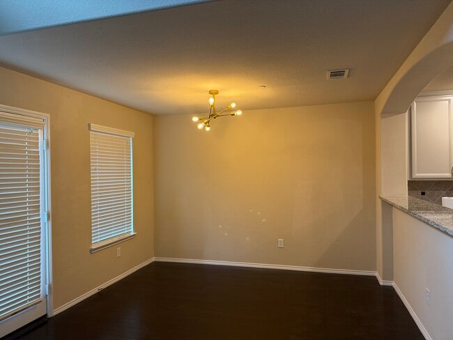 Dinning - 333 Phoebe Dr