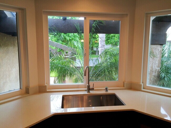 Photo - 4 Bedroom Townhouse - Ideal for Chapman St...