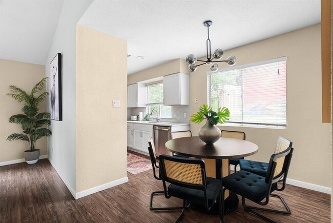 Photo - 2320 Montclaire St