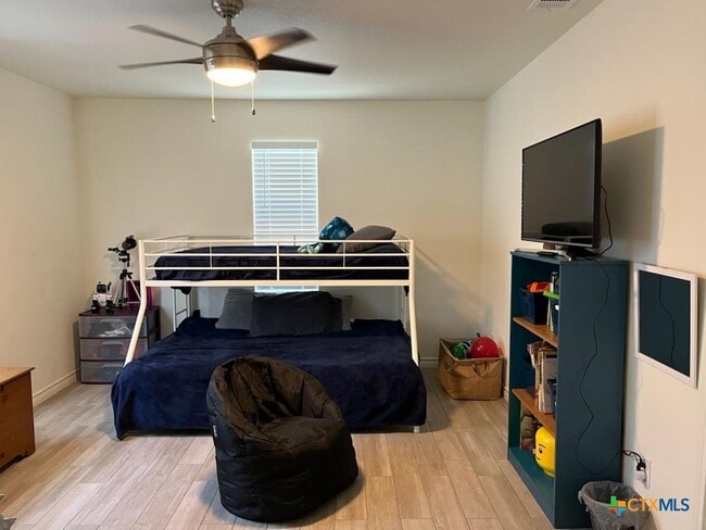 Photo - 907 E 3rd St