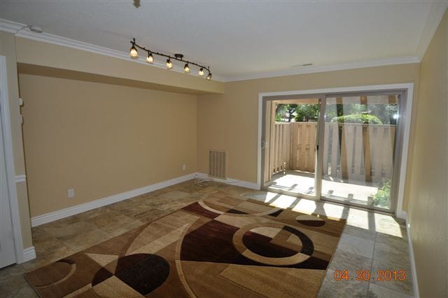 Sala de estar y vista al patio privado trasero. - 13059 Lincoln Way