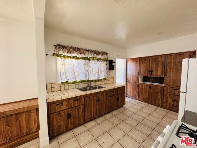 1100 W 48th St