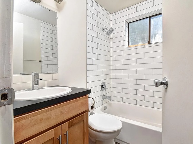 Photo - 3 BR / 1 BA in nicely updated duplex in No...