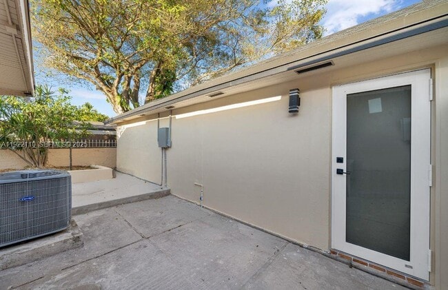 Building Photo - 4701 SW 104th Ct Unit 4