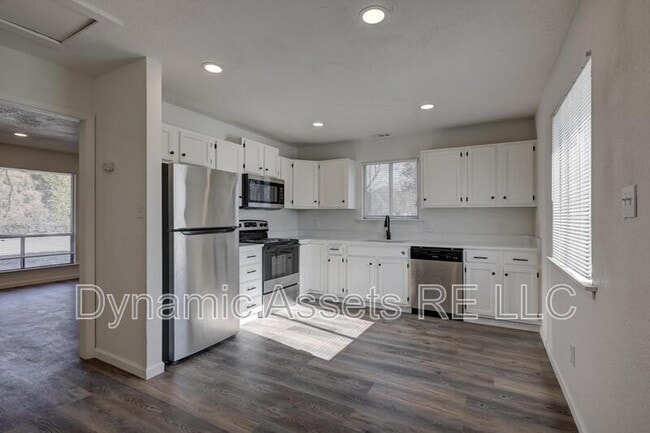 Building Photo - 1902 John F Kennedy St Unit A