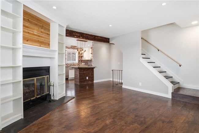 Building Photo - 456 Surrey Hill Way