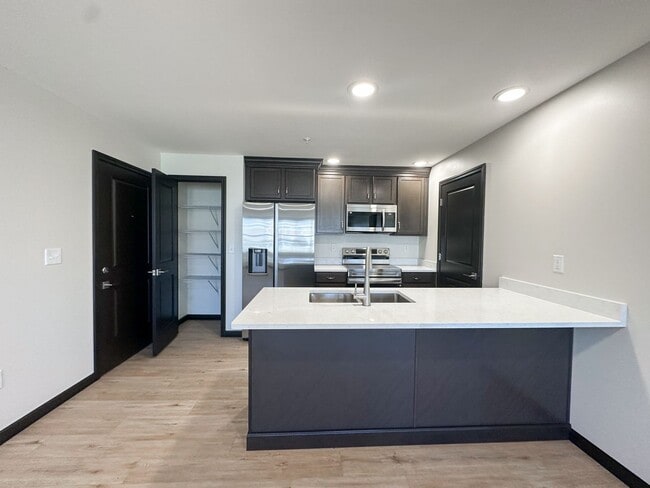 Building Photo - New! Beautiful 2 Bed, 1.5 Bath Apartment i... Unit 2010-204