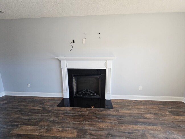 Photo - Spacious 3 Bedroom 2 Bathroom Home on Half...