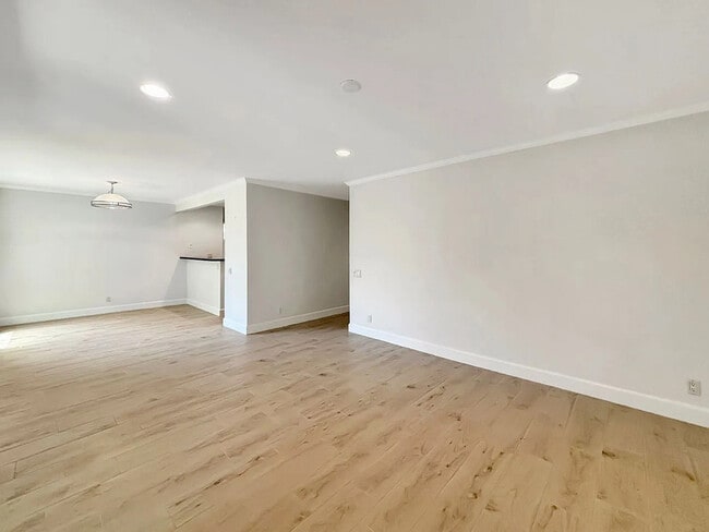 8503 Villa La Jolla Dr Unidad J