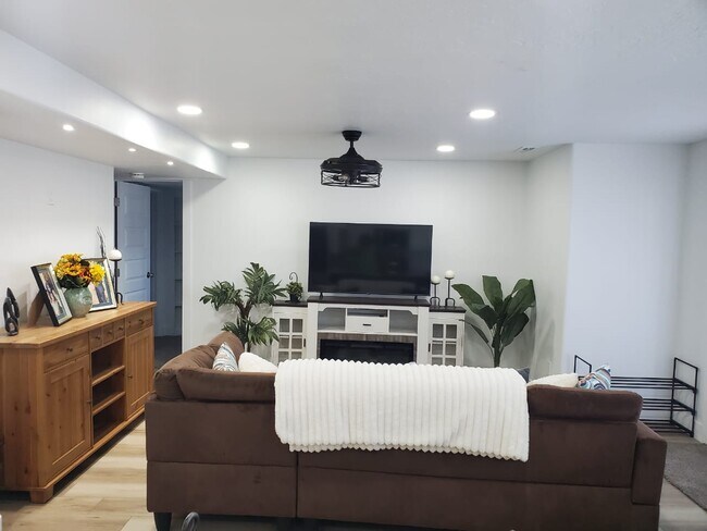 Photo - 704 N Bennedict Dr Unit 2 bedrooms, 2.5 bathrooms