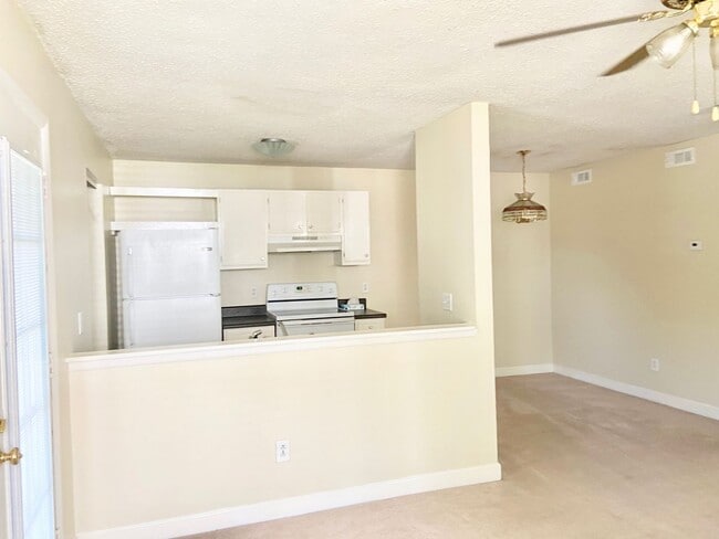 Photo - 2BD/1BA Condo in the Heart of Virginia Beach! Water Included!