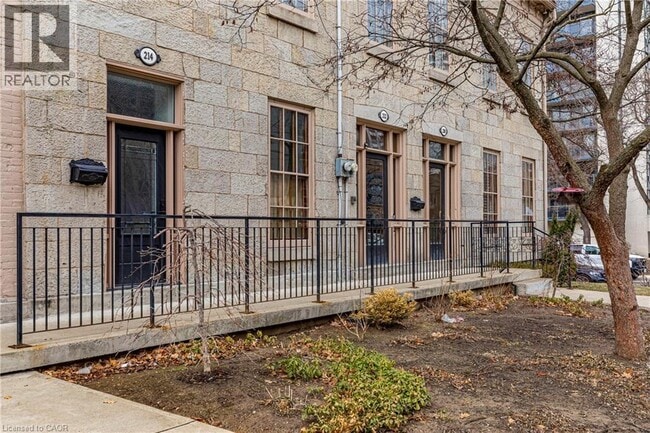 Photo - 212 Bay St S