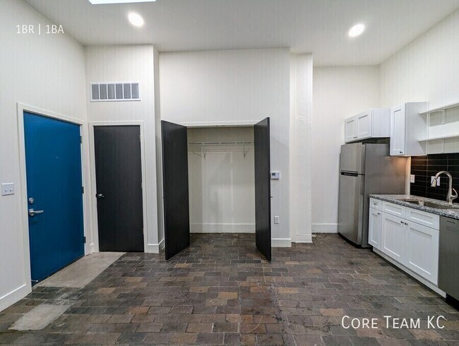 Photo - 3100 E Gillham Plaza Unit 221