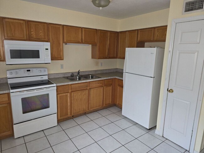 Photo - Charming 2 bedroom, 1.5 bathroom, 2 story ...