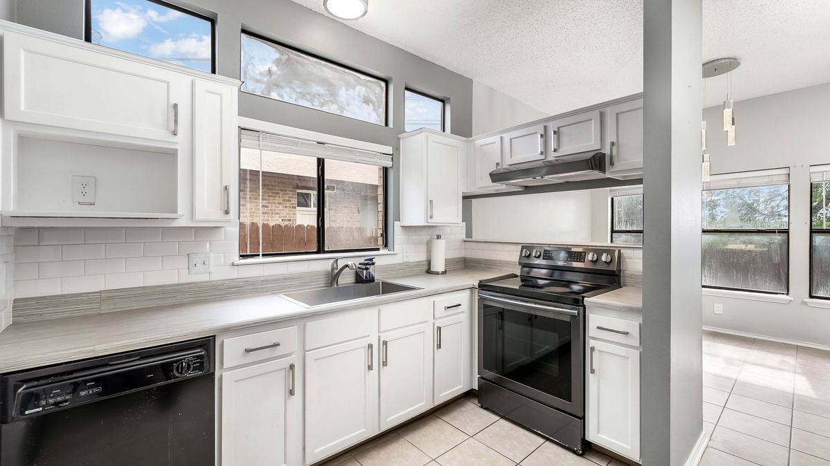 Photo - 9806 Pebble Ridge Dr