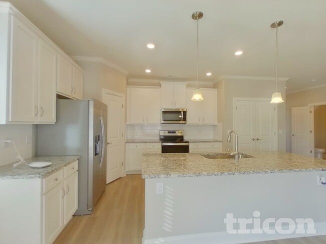 Photo - 154 Tradesmen Trl