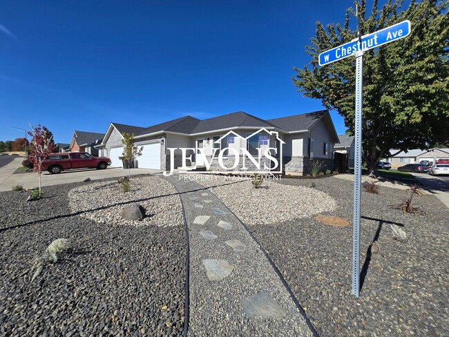 Building Photo - Two-bedroom home with a fully equipped kit...