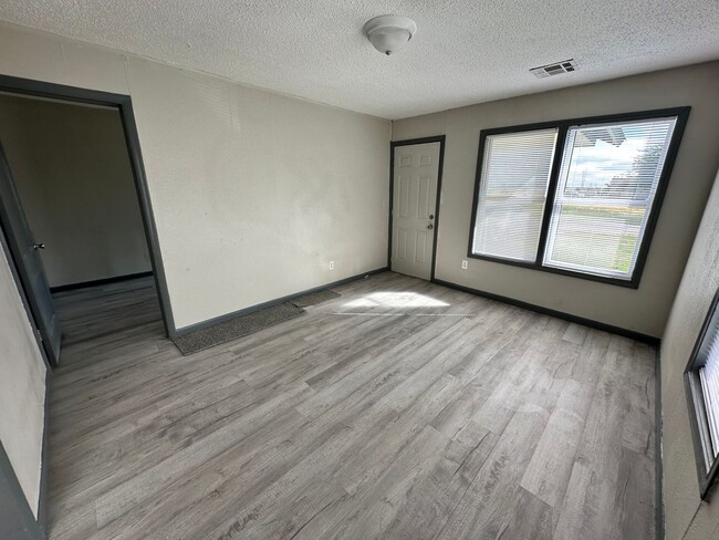 Building Photo - 2 Bed 1 Bath Moore Rental