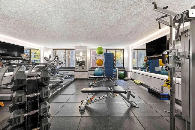 Photo - 245 E 44th St Unidad 4G