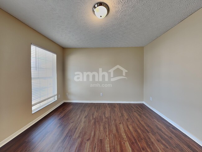 Photo - 2490 Delowe St