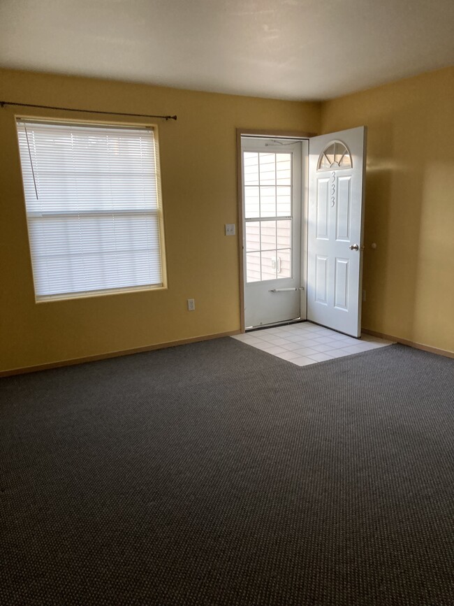 Entry into formal livingroom - 333 NW Parr Dr
