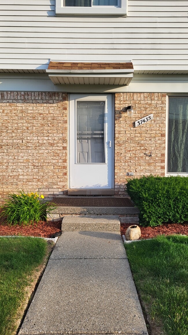 Photo - 37435 Colonial Dr