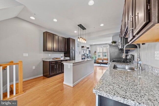 1445 Trafalgar Ln