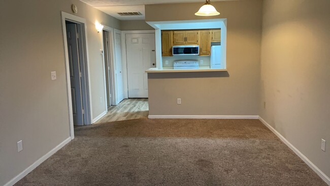 Nice unfurnished 1 bedroom/1 bath condo in... - Nice unfurnished 1 bedroom/1 bath condo in...