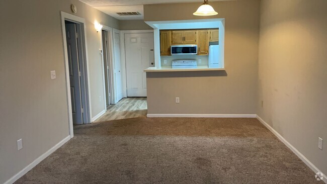 Building Photo - Nice unfurnished 1 bedroom/1 bath condo in...