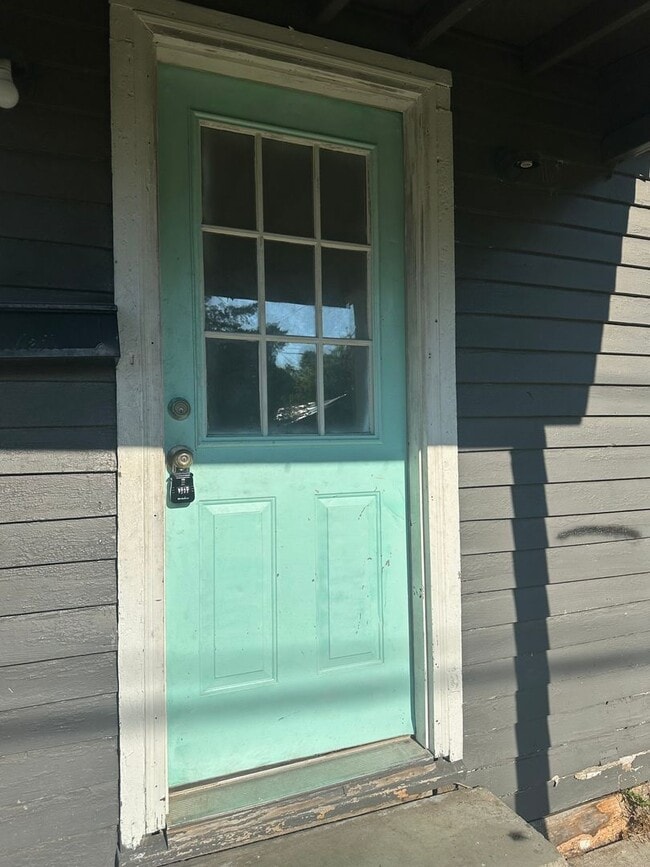 Photo - 2 bedroom, 1 bathroom home available in La...