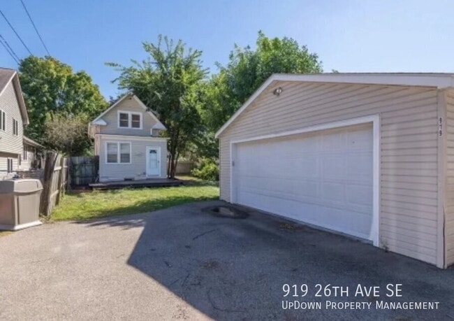 Photo - 919 26th Ave SE
