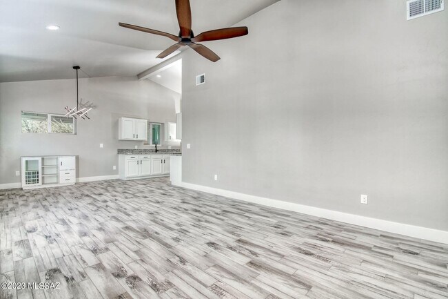 Photo - 892 E Glenn St