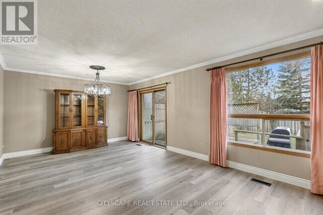 Photo - 575 Springbank Ave