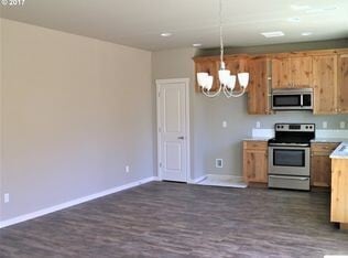 Photo - BEAUTIFUL CREEKWOOD TOWNHOME! 3 BR, 2.5 BA