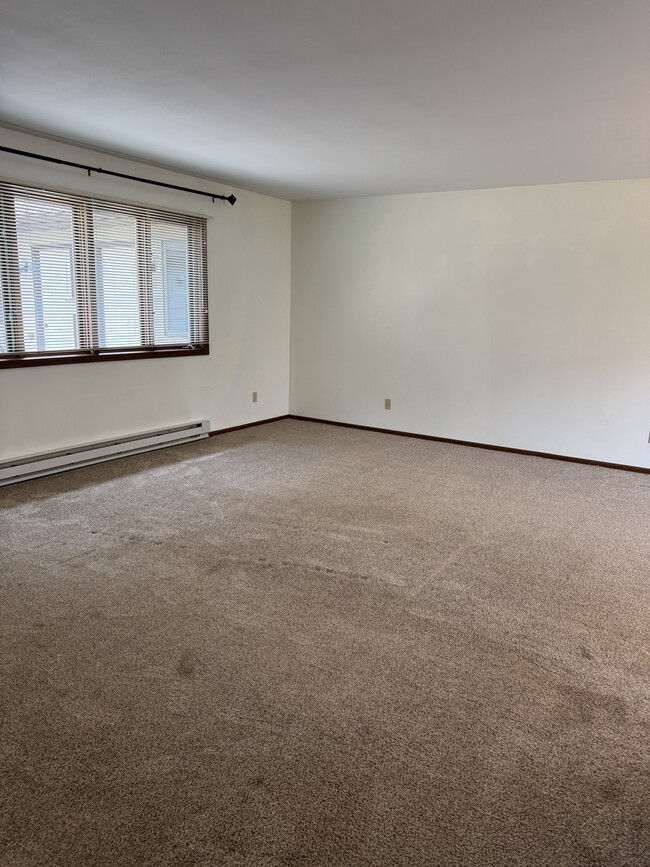 living room - 836 Bridgewater Ave Unit 8