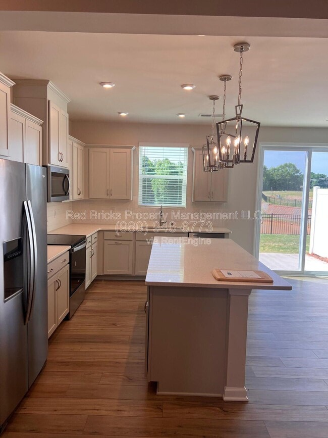 Photo - 5108 Carrick St