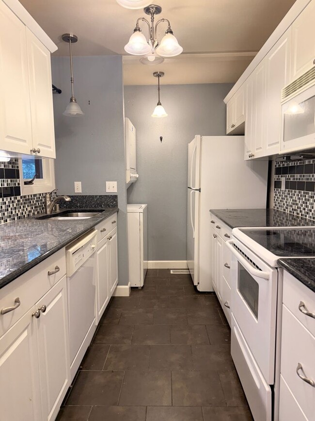 Building Photo - 7351 Huntsmen Cir