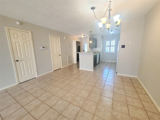 Building Photo - 2030 Plantation Dr Unit False