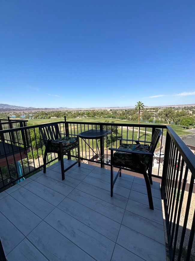 PATIO CON VISTAS AL CANAL, LAGO Y PUENTE - 777 Harrah Way