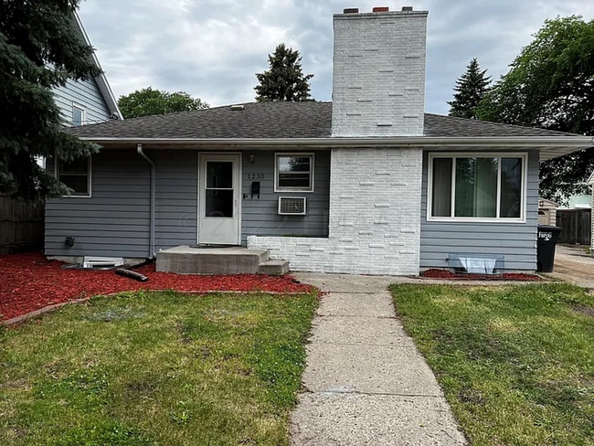 Building Photo - 4 Bed 2 Bath Home - North Fargo