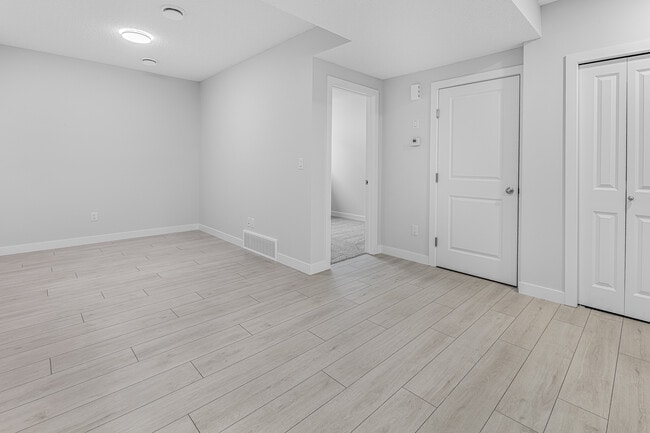 Photo - 1439 Cherniak Way SW