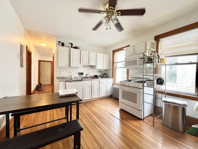 Building Photo - 45 Litchfield St Unit 3