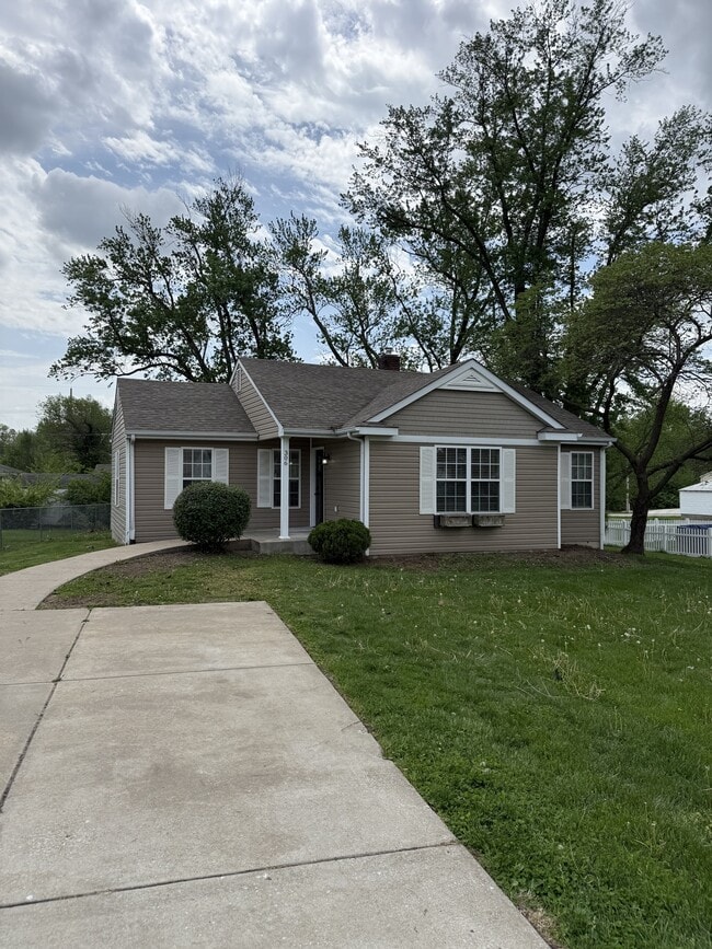 Photo - 306 W 2nd St N