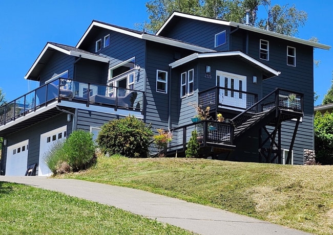 Building Photo - Stunning 3 Bedroom Home - Overlooking Bellingham!