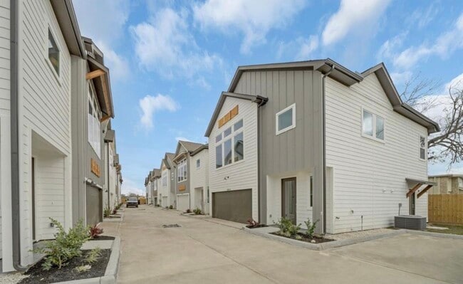 Photo - 5904 Gardendale Dr