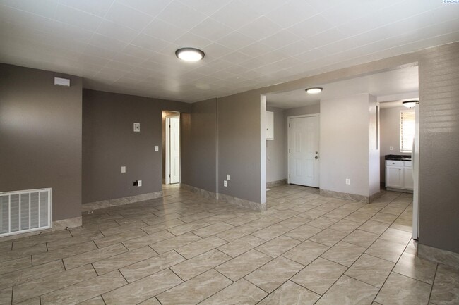 Photo - 3 Bed/1 Bath House in East Kennewick