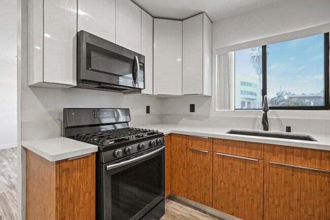 2BD x 1BA (UNIT 3 taken) UNIT 6 is available - 830 Bartlett St.