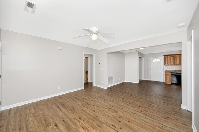 Photo - 800 Linwood Dr NW