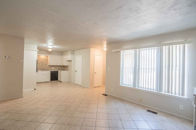 Photo - E 23rd St Duplex Unidad 10924