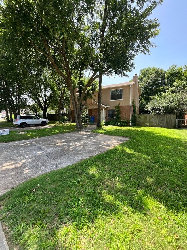 Building Photo - Newly Renovated Duplex Coming Soon – Fresh Updates & Modern Upgrades located in Fayetteville AR! ...
